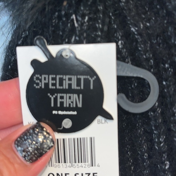 Volcom Lula Beanie one size fits all.  NWT black with furry ball on top. - Picture 7 of 8